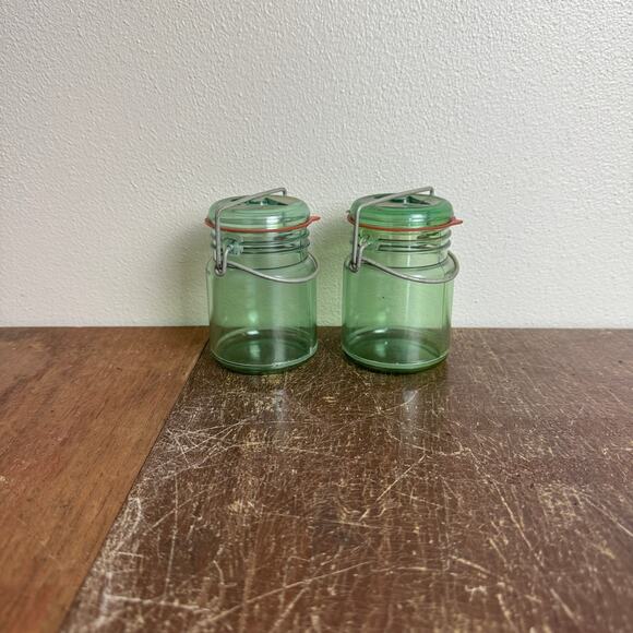 Vintage Green Bale Lock Plastic Jar Salt‎ and pepper Shakers - Picture 1 of 8